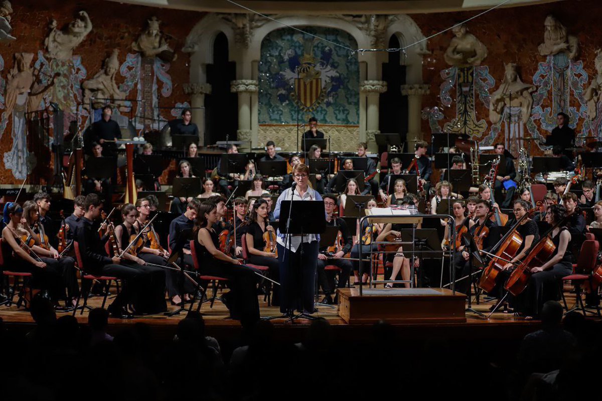 educaciocat's tweet image. 🎻La Jove Orquestra Nacional de Catalunya enguany celebra el seu 30è aniversari. 

La consellera @AnnaSimo els ha acompanyat aquest dilluns al concert de tancament d’aquesta celebració, que ha tingut lloc al @palaumusicacat.