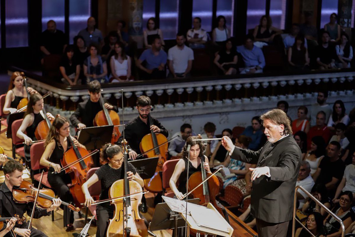 educaciocat's tweet image. 🎻La Jove Orquestra Nacional de Catalunya enguany celebra el seu 30è aniversari. 

La consellera @AnnaSimo els ha acompanyat aquest dilluns al concert de tancament d’aquesta celebració, que ha tingut lloc al @palaumusicacat.