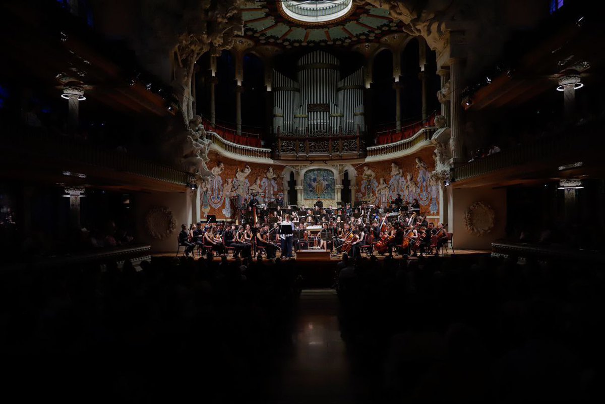 educaciocat's tweet image. 🎻La Jove Orquestra Nacional de Catalunya enguany celebra el seu 30è aniversari. 

La consellera @AnnaSimo els ha acompanyat aquest dilluns al concert de tancament d’aquesta celebració, que ha tingut lloc al @palaumusicacat.