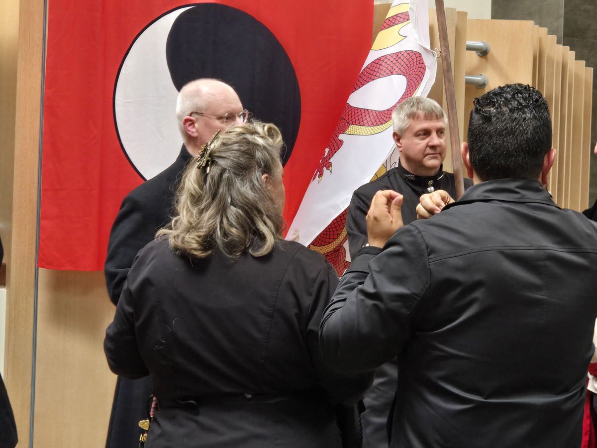 PennyLaspina's tweet photo. Asha'man pinning for the #Theblacktower @WoTConOfficial  I was Pinned a full Asha'man with @robertsguy #Wotcon2024 https://t.co/NglZwByPNI