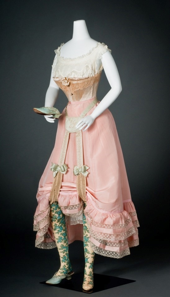 wikivictorian's tweet photo. Underpinnings, 1900-03. FIDM Museum. https://t.co/EPammBOYwK