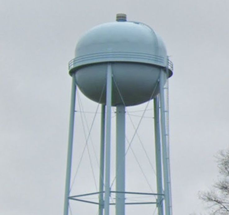 miles_gillette's tweet photo. @dbongino If the sniper's roof was too dangerous for a counter-sniper element, then why didn't anyone think to put the counter-sniper element on the water tower overlooking that roof?  It has a secure walking platform for a team to deploy on. 🧐 @DonaldJTrumpJr @realDonaldTrump https://t.co/cM04xzQFdJ