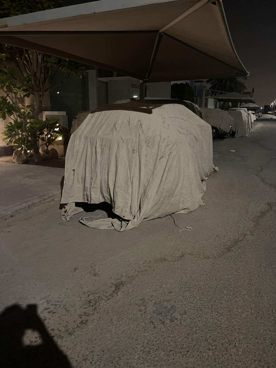 KSufayan's tweet photo. نحنُ في الحارة ننتظر قدوم جار قمة في الذوق ، حيث قام جار المستقبل بتغطية جميع السيارات التي حول منزله وفي وقت متأخر من الليل والتي تقل حركة السير في هذا الوقت لإكمال عمل رش المواد العازلة لمنزله والتي ربما يتطاير منها بعض من رذاذ العازل، وقام بتعيين عامل طيل تلك الفترة للرد على الاستفسارات ويساعد في إزالة الغطاء للراغبين بمغادرة منازلهم في وقت مبكرة. نشكر لجارنا العزيز هذه اللفتة وحرصه على ممتلكات الغير. 
#الذوق_العام 
#ذوقيات_خالدة