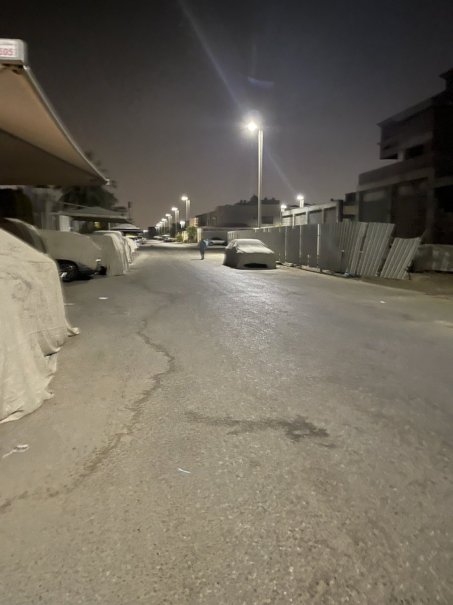 KSufayan's tweet photo. نحنُ في الحارة ننتظر قدوم جار قمة في الذوق ، حيث قام جار المستقبل بتغطية جميع السيارات التي حول منزله وفي وقت متأخر من الليل والتي تقل حركة السير في هذا الوقت لإكمال عمل رش المواد العازلة لمنزله والتي ربما يتطاير منها بعض من رذاذ العازل، وقام بتعيين عامل طيل تلك الفترة للرد على الاستفسارات ويساعد في إزالة الغطاء للراغبين بمغادرة منازلهم في وقت مبكرة. نشكر لجارنا العزيز هذه اللفتة وحرصه على ممتلكات الغير. 
#الذوق_العام 
#ذوقيات_خالدة