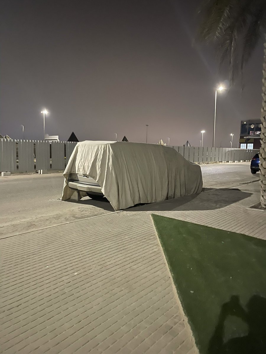 KSufayan's tweet photo. نحنُ في الحارة ننتظر قدوم جار قمة في الذوق ، حيث قام جار المستقبل بتغطية جميع السيارات التي حول منزله وفي وقت متأخر من الليل والتي تقل حركة السير في هذا الوقت لإكمال عمل رش المواد العازلة لمنزله والتي ربما يتطاير منها بعض من رذاذ العازل، وقام بتعيين عامل طيل تلك الفترة للرد على الاستفسارات ويساعد في إزالة الغطاء للراغبين بمغادرة منازلهم في وقت مبكرة. نشكر لجارنا العزيز هذه اللفتة وحرصه على ممتلكات الغير. 
#الذوق_العام 
#ذوقيات_خالدة