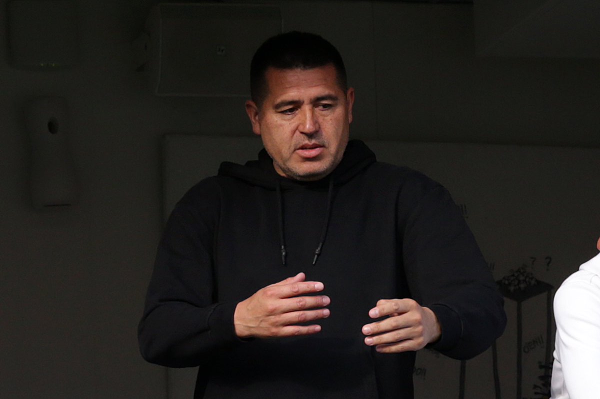 PlanetaBoca's tweet photo. 🗣️ Juan Román Riquelme sobre la no habilitación de los refuerzos: 

"Estábamos convencidos de que teníamos hasta las 20 horas nuestras y hasta las 19 horas de Paraguay. 

Al final, teníamos hasta las 19 nuestras y las 18 de Asunción. CONMEBOL se puso estricto y los chicos no pueden jugar. Los refuerzos que llegaron van a descansar y van a estar para el domingo".