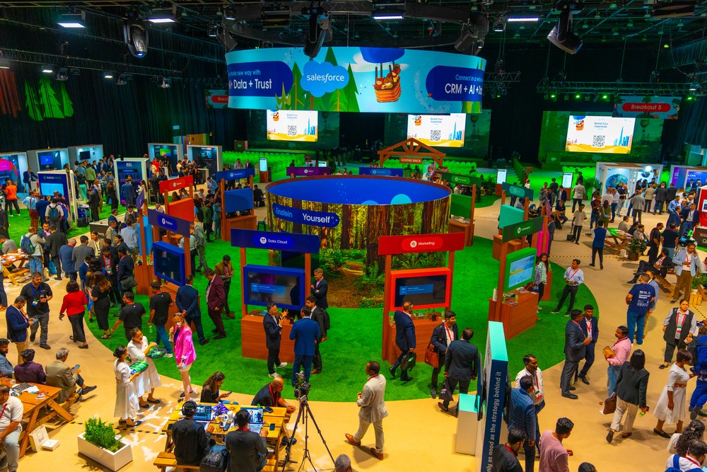 SLS_Pro's tweet photo. #ThrowbackTuesday
Event Production: @sls_production
Event Managed by: MosaicLive 
Event venue: Madinat Jumeirah 
Event: Salesforce World Tour Essentials Dubai 

#SLSproduction #SLS #EventProduction #SLS #SLSDubai #Mosaiclive #ThrowbackTuesday https://t.co/ZqhlpE5hUP