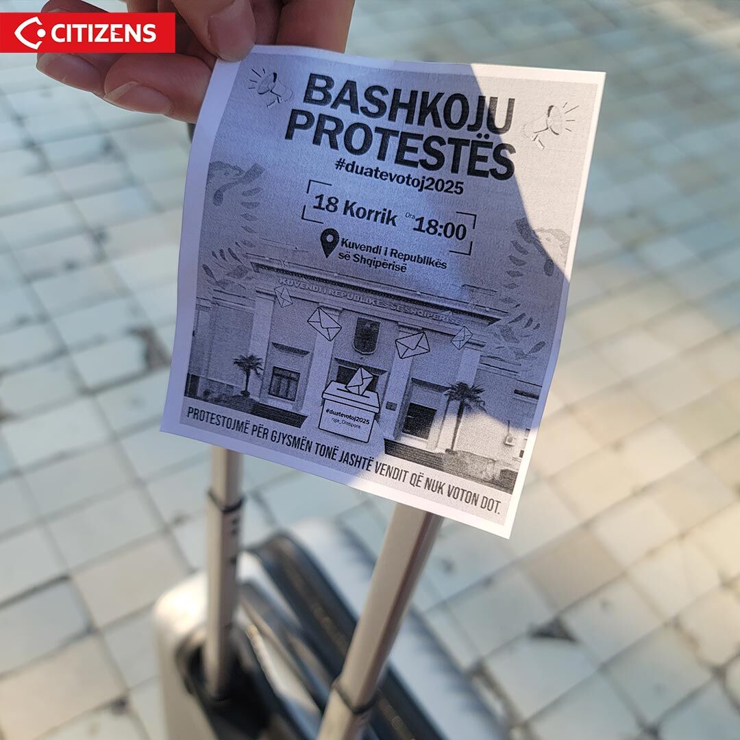citizensalb's tweet photo. Disa të rinj me #valixhe në duar qëndruan përpara #Parlamentit në formë proteste për të kërkuar #votën e munguar të diasporës. Ata shpërndanë fletëpalosje për #protestën që do të organizohet të enjten nga shqiptarët në qytete të ndryshme të Europës, me thirrjen #DuaTëVotoj2025. https://t.co/QGXILGc5Bc