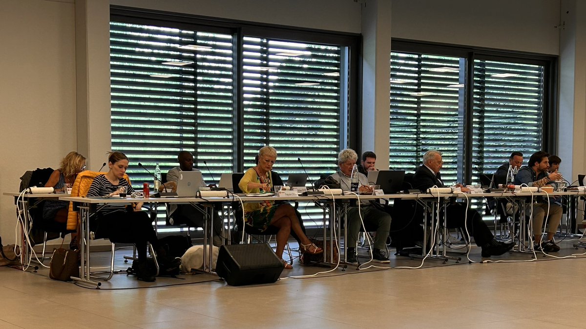 MonsenMieux's tweet photo. Le groupe @MonsenMieux au grand complet pour le #CCMons https://t.co/wGGHcezIba