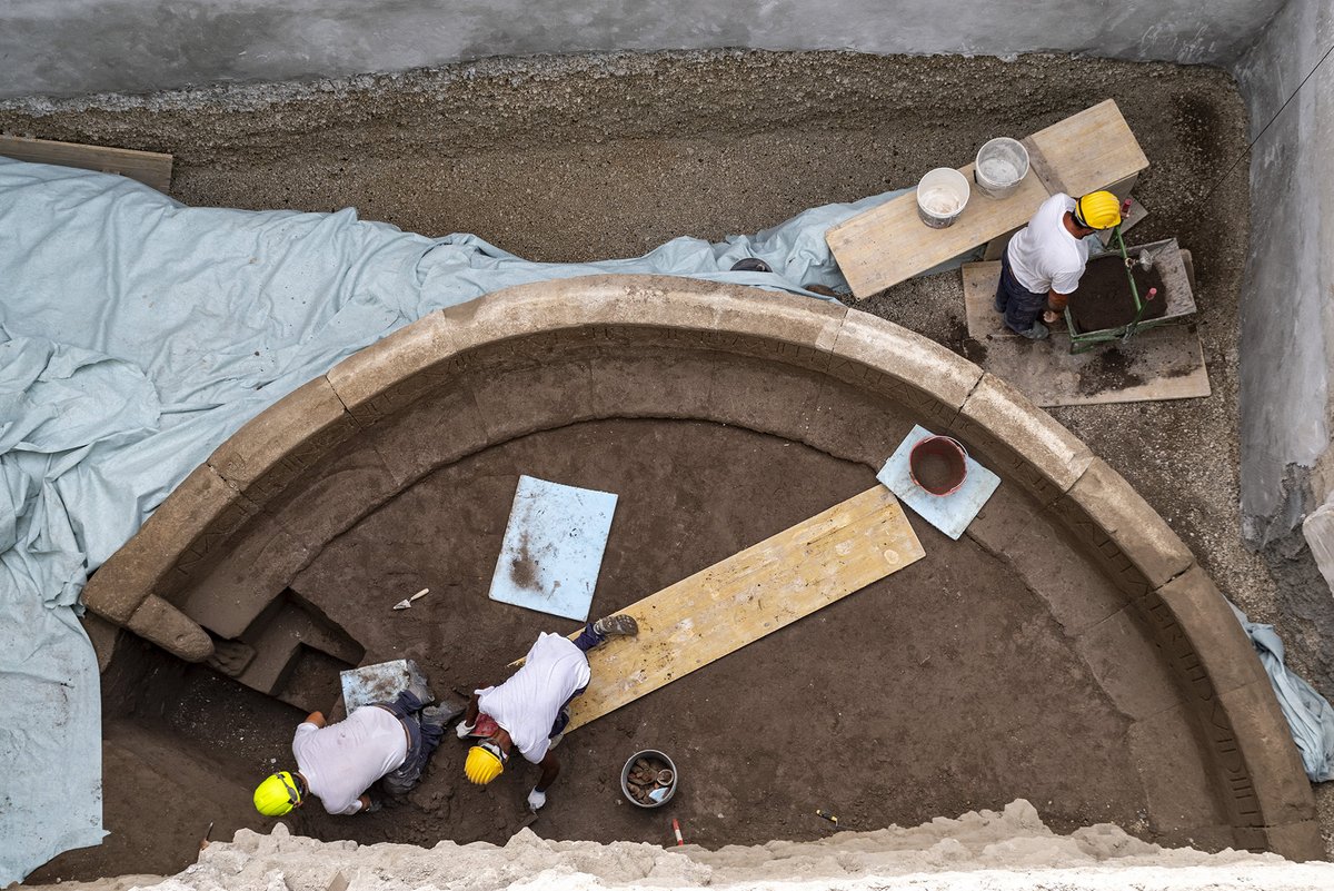 antigua_roma's tweet photo. El hallazgo más reciente de la ciudad romana de Pompeya pone a la ciudad del Vesubio en conexión directa con Hispania en tiempos del emperador Augusto.

¿Quieres saber cómo es posible? Viaja conmigo al siglo I para descubrirlo en este #HiloRomano 🧵👇🏻

Desde el mes de abril se vienen realizando algunas obras de mantenimiento y consolidación en el edificio del siglo XIX que actualmente acoge la biblioteca científica del Parque Arqueológico de Pompeya.

Durante los trabajos, como es lógico, ha aparecido una nueva tumba de un pompeyano, ubicada justo a la salida de la ciudad por la llamada Via de Estabia. Se trata de una tumba con forma de banco semicircular, una tipología que solo conocemos en Pompeya.

La tumba se encuentra en una zona secundaria de la necrópolis, en la vía lateral que rodea la ciudad por fuera de la muralla en dirección a la llamada Porta Nocera. Se trata de un tipo de tumba muy especial ubicada en terreno público de la ciudad y pagada con dinero público por orden de los decuriones, los magistrados locales.

Pero, ¿a quién estaba dedicada y qué relación tenía con Hispania? Vamos a descubrirlo en el siguiente tuit.