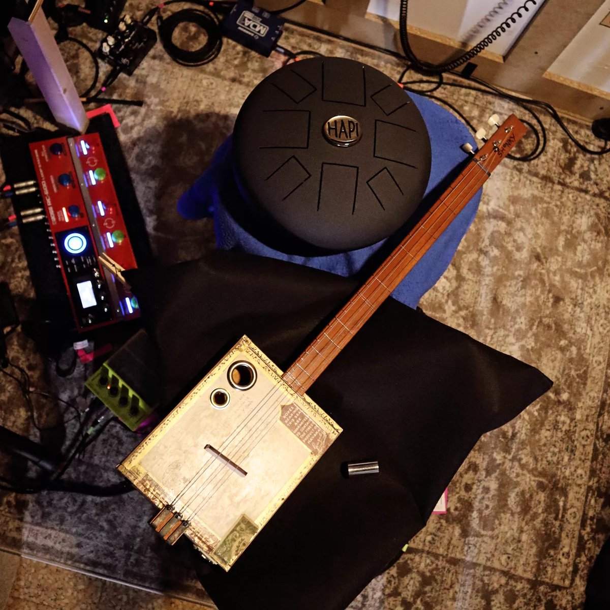 Let me introduce you to the Cigar Box Guitar and the Hapi Drum, two of the key elements of the new track coming out this Sunday.

Yup, you read it right...
'Indigenous' will be released this Sunday, 21st July.
Stay tuned!

Pre-save
distrokid.com/hyperfollow/ni…

#NewReleaseAlert