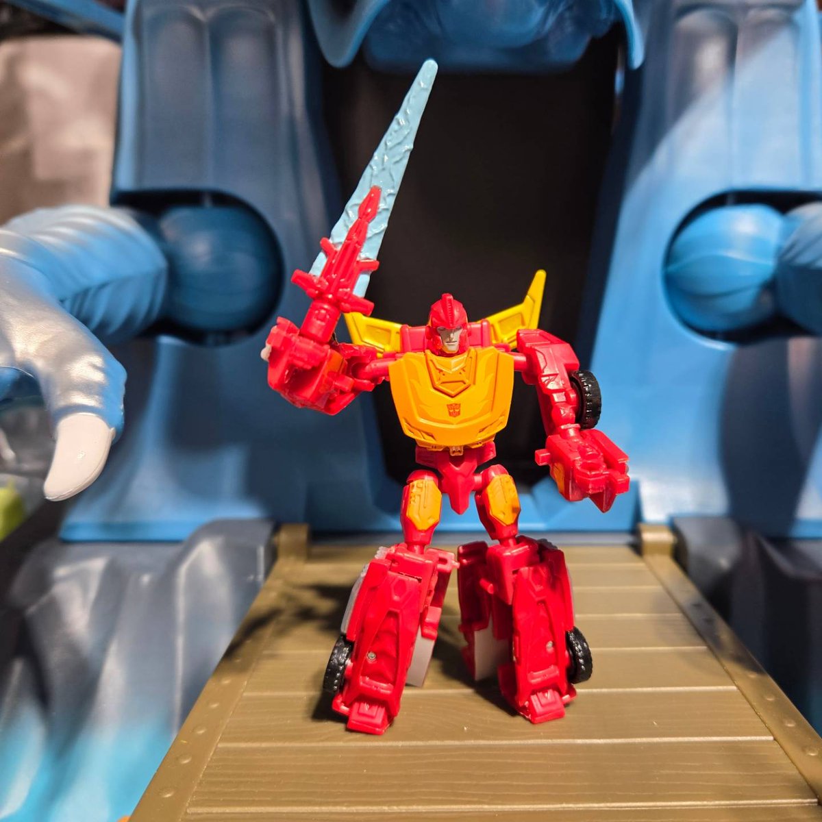 cracktasticpod's tweet photo. Happy #transformertuesday New video on YouTube https://t.co/swDynZXZzm #thepfpn #cracktasticplastic #hotrod #transformers #morethanmeetstheeye #robotsindisguise #legacy #coreclass #juddnelson #collectingfamily #toyphotography https://t.co/eQImgt28yx