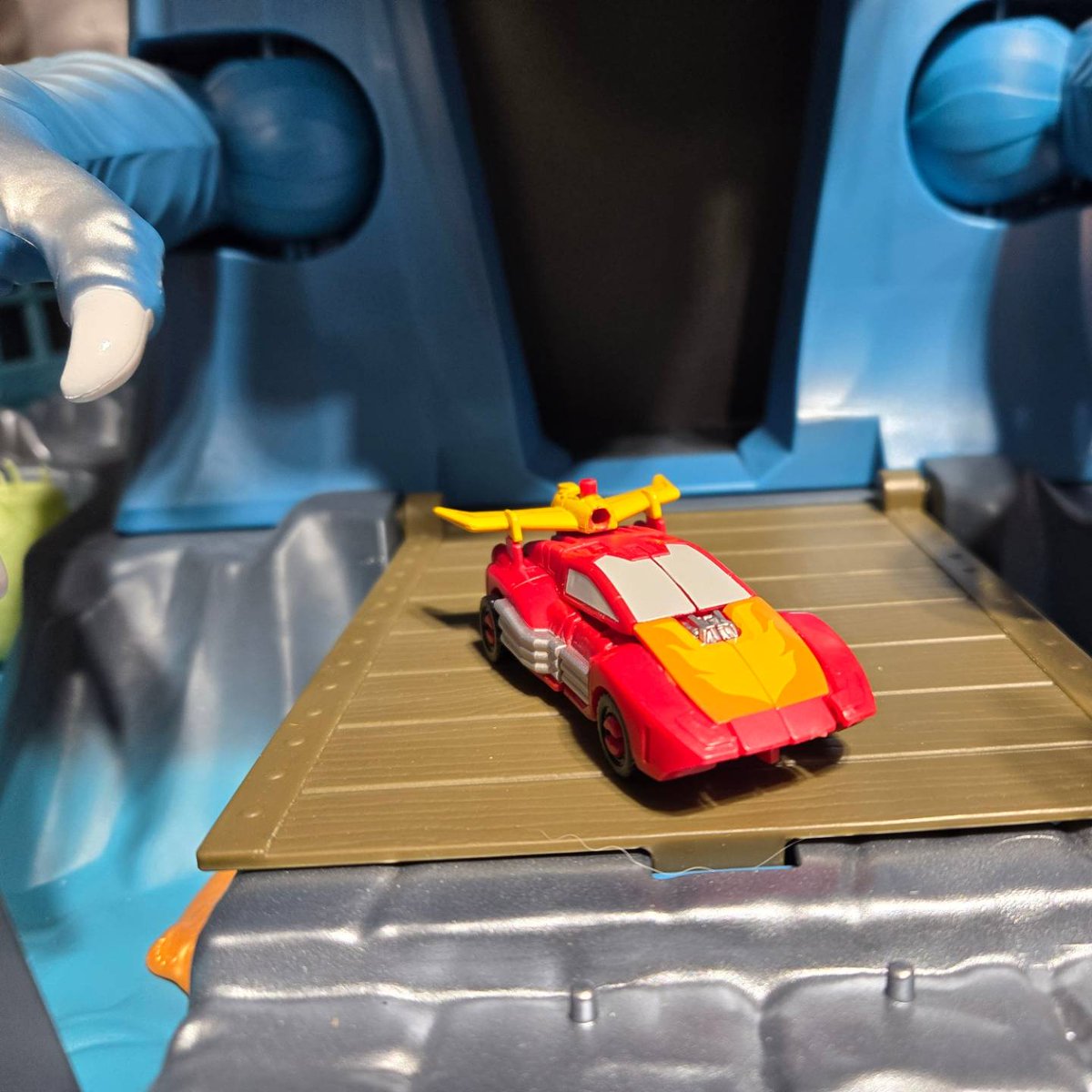 cracktasticpod's tweet photo. Happy #transformertuesday New video on YouTube https://t.co/swDynZXZzm #thepfpn #cracktasticplastic #hotrod #transformers #morethanmeetstheeye #robotsindisguise #legacy #coreclass #juddnelson #collectingfamily #toyphotography https://t.co/eQImgt28yx