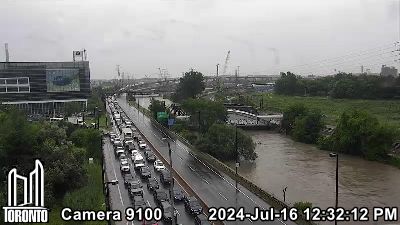 FrznDev's tweet image. The Don Valley Parkway has completely flooded south of Bloor. It is impassable in both directions. Avoid at all costs! #TorontoTraffic #DVP #DonValleyParkway #TOnews