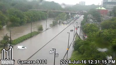 FrznDev's tweet image. The Don Valley Parkway has completely flooded south of Bloor. It is impassable in both directions. Avoid at all costs! #TorontoTraffic #DVP #DonValleyParkway #TOnews