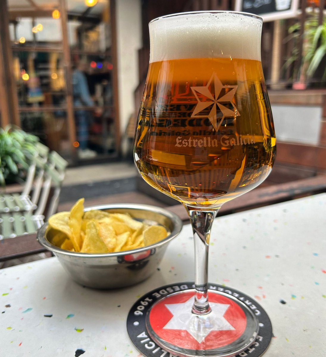 Lo único que apetece a estas horas es una de estas en nuestro patio.

#estrellagalicia #cervezadebodega #verano #madrid #elpatiodelatita