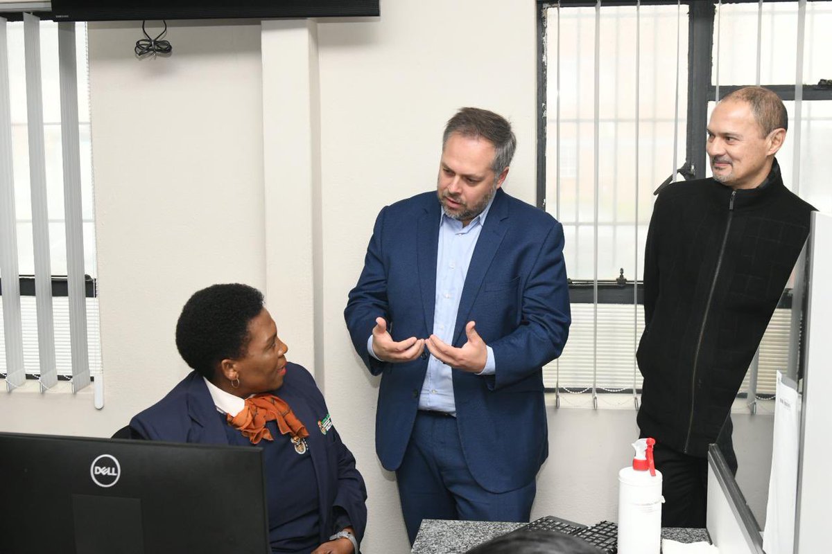 Leon_Schreib's tweet photo. Today I visited a new pilot Home Affairs office in Epping, Cape Town. This office operates on a model based purely on online bookings and integration where biometrics, photographs, payments and capturing are all done in one spot. Result? No queues in sight! Watch this space 🧐 https://t.co/lkDtzAbsZA