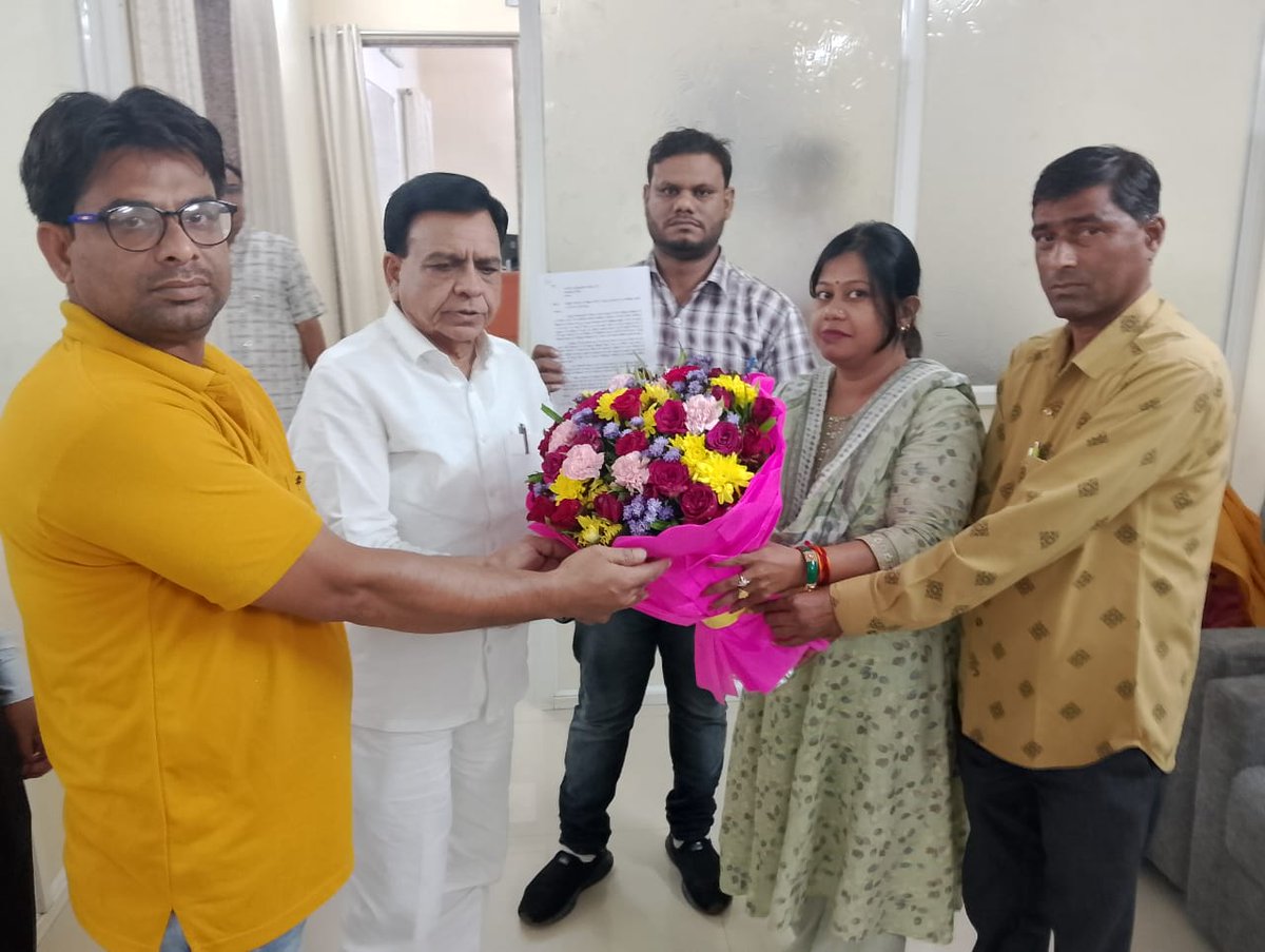 मा: उपमुख्यमंत्री <a href="/JagdishDevdaBJP/">Jagdish Devda</a> जी 100% वेतन के आदेश जारी करवाने हेतु माननीय महोदय से निवेदन किया पूर्व में भी महोदय ने
<a href="/mpfinancedep/">Finance Department, MP</a> विभाग को पत्र के माध्यम से सूचित किया था लेकिन आज तक कार्रवाई नहीं हुई उम्मीद है अब जल्द 100% वेतन के आदेश जारी होंगे <a href="/JansamparkMP/">Jansampark MP</a>