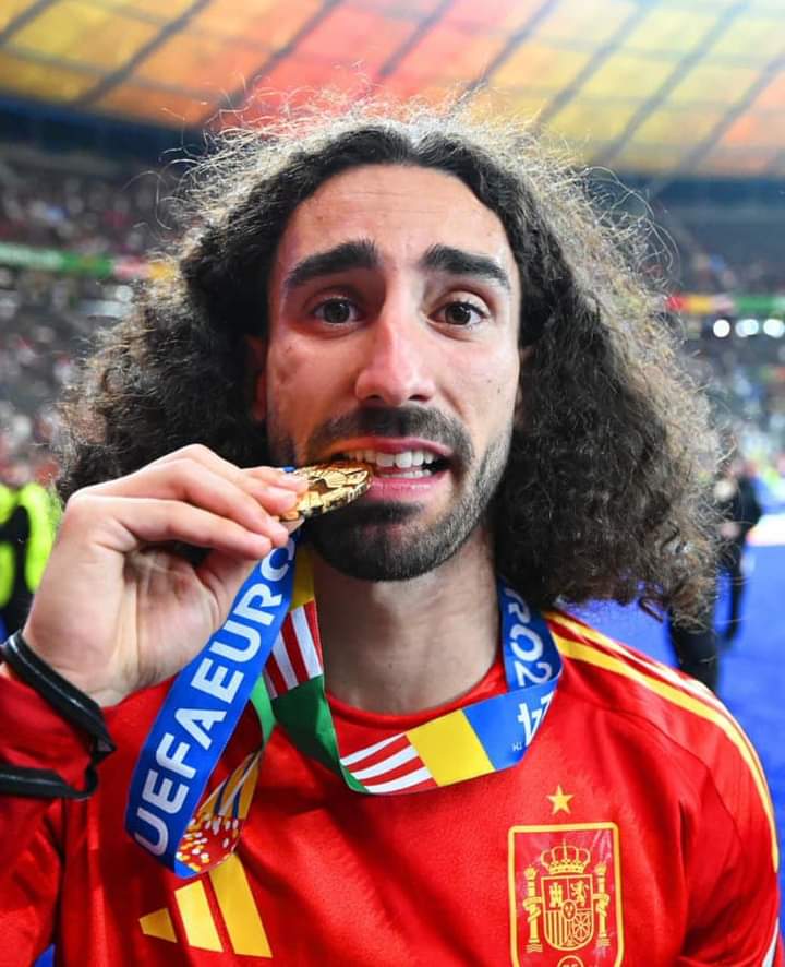 Ruus1993's tweet photo. Luke Shaw go think say na digestive biscuit 🍪🙀 https://t.co/tXmX30rpDN
