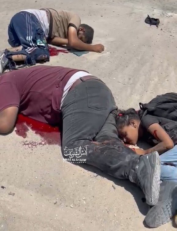 العالم مشغول في أذن ترامب !!