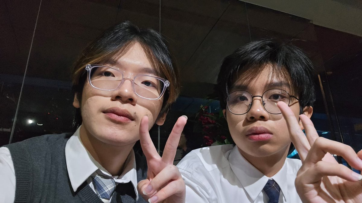 kevin bilang keluarganya tuh tipikal yang yang gak gamblang ngasih pujian ke satu sama lain dan sekarang kevin ketemu axel yang ngasih pujian ke dia  dari hal sekecil apapun, lucu banget gaksih mereka🥹🫶🏻