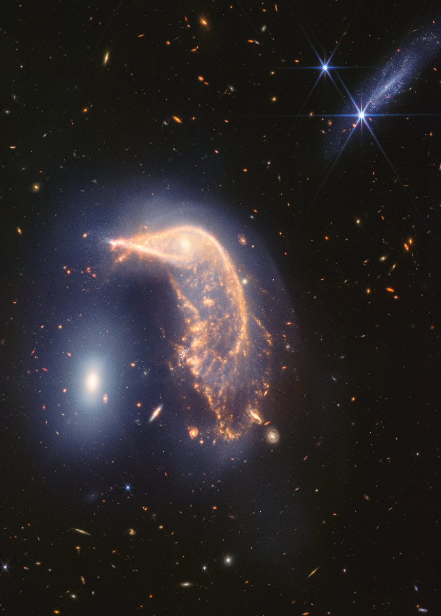 Rainmaker1973's tweet photo. A stunning new view of two galaxies, nicknamed the Penguin and the Egg, was released by the James Webb Telescope to celebrate the second anniversary of activity.

The galaxies, collectively known as Arp 142, started their "dance" between 25 and 75 million years ago. https://t.co/ZjtpZMSgde