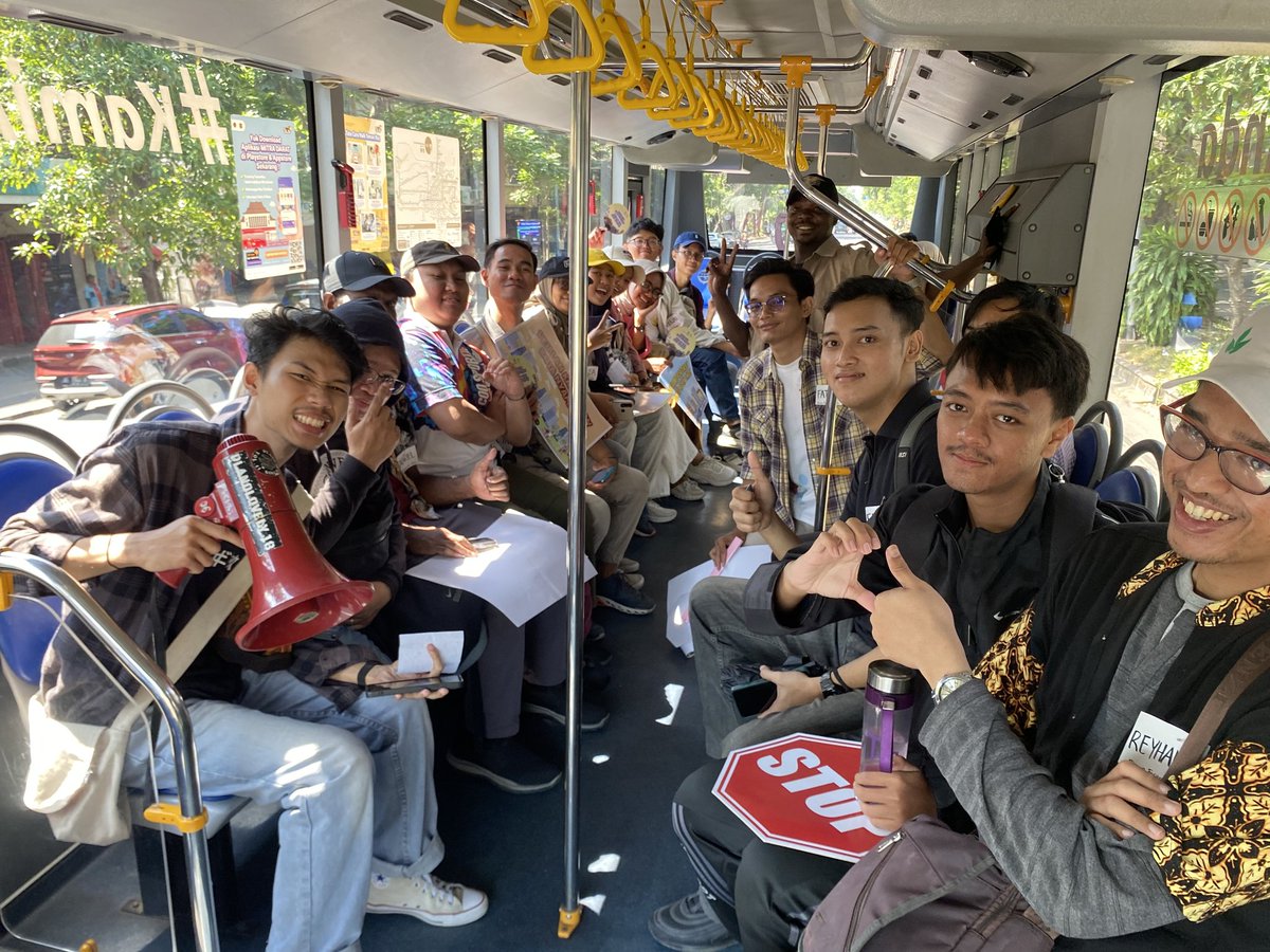 fakbargen's tweet photo. Ngomongin transportasi publik, tata kota, arsitektur, lingkungan hidup sampai campaign soal climate change. Gak ketinggalan bangun networking sama akademisi, praktisi dan aktivis hijau. Dapet insight baru juga gimana caranya ngerintis NGO! Ternyata asyiik juga ya 🌿👨‍🌾🌎 https://t.co/hNmsxN8JyC