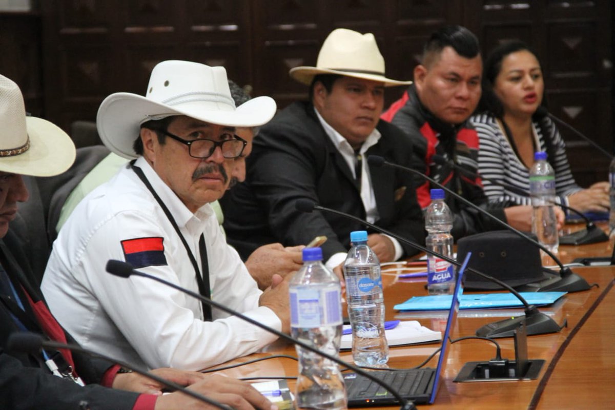MinGobiernoEc's tweet photo. El viceministro, @etorrescobo, junto al subsecretario de Articulación Intragubernamental, Andrés Vásconez, lideraron la #MesaTécnica con distintos representantes del #PuebloMontubio para trabajar y fortalecer su cultura, identidad y desarrollo productivo.
#ElNuevoEcuadorResuelve https://t.co/E4Jz3T1Wcy