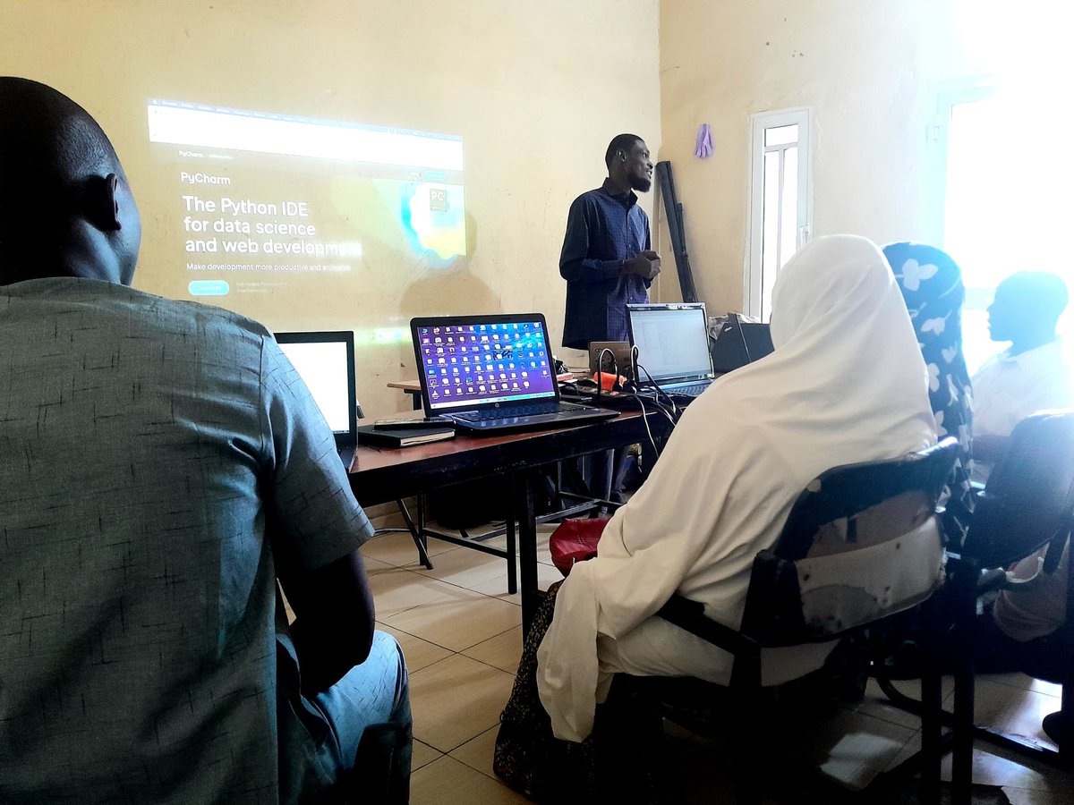 PythonNiger's tweet image. Jour 2 de la formation python Niger dans notre mission de former 1500 jeunes nigériens au langage de programmation. Maradi Cohort 2024 Session.
#Python #PyNE #PythonNiger #PythonNigerCommunity #Coding #programming