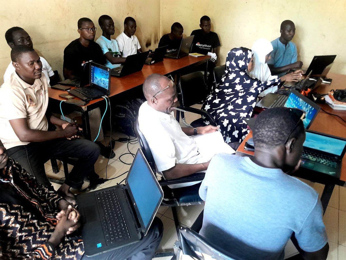 PythonNiger's tweet image. Jour 2 de la formation python Niger dans notre mission de former 1500 jeunes nigériens au langage de programmation. Maradi Cohort 2024 Session.
#Python #PyNE #PythonNiger #PythonNigerCommunity #Coding #programming