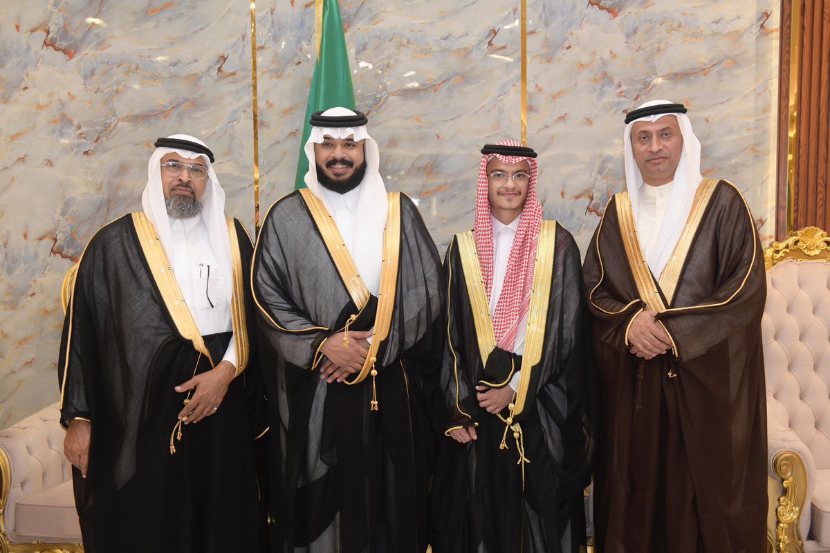 #صورة تجمعني مع اخي الأكبر العضيد توفيق بزواج ابنه سليمان وبجانبي ولدي سلمان ،ويتوسطنا العريس ..مبروك سليمان والله يبلغك ياخوي بعياله وتفرح ببقية الأبناء والبنات ،والله يبلغنا في ولدي سلمان وخواته ،اللهم آمين 
<a href="/Tawfiqsb/">توفيق أبوبشيت</a>