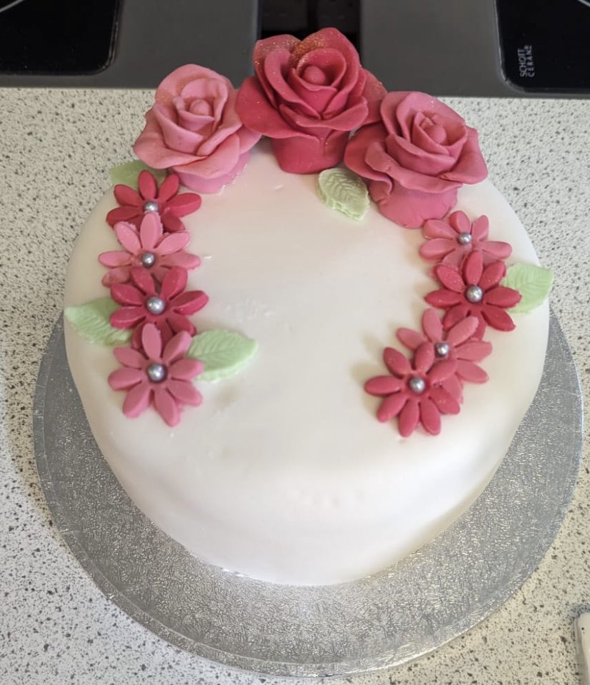 MrNorris369382's tweet photo. Enrichment week has well and truly begun, lots of fun had by pupils (and staff). Today was a bake off, we have many talented young cake makers &amp; decorators!
#RowansEnrichment
#MakingMemories
#HavingFun
#EveryInteractionIsAnIntervention
#PowerOfRelationships
#KindnessMatters https://t.co/kOWWzQxPhW