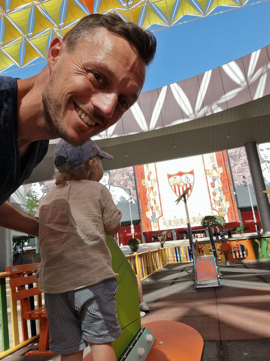 nilskern17's tweet photo. Da nimmt man ein Video auf, biegt 2 Mal um die Ecke und ist plötzlich vorm imo rein optisch attraktivsten (aber nicht besten☝️) Stadion Spaniens. Mit Spielplatz!
#KernGrounds #KernKid https://t.co/9lP9wTr2vF