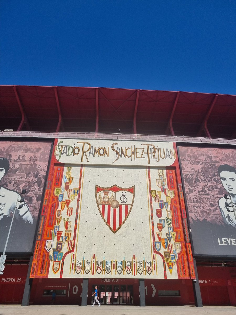 nilskern17's tweet photo. Da nimmt man ein Video auf, biegt 2 Mal um die Ecke und ist plötzlich vorm imo rein optisch attraktivsten (aber nicht besten☝️) Stadion Spaniens. Mit Spielplatz!
#KernGrounds #KernKid https://t.co/9lP9wTr2vF