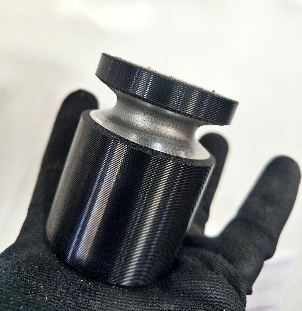 Manu_Roldan's tweet image. Polea ranurada. 
Poliuretano negro 93 shore.
La primera de un pedido de 1080 unidades. 😅
#bandcaucho #tornero #pinacho #yg1