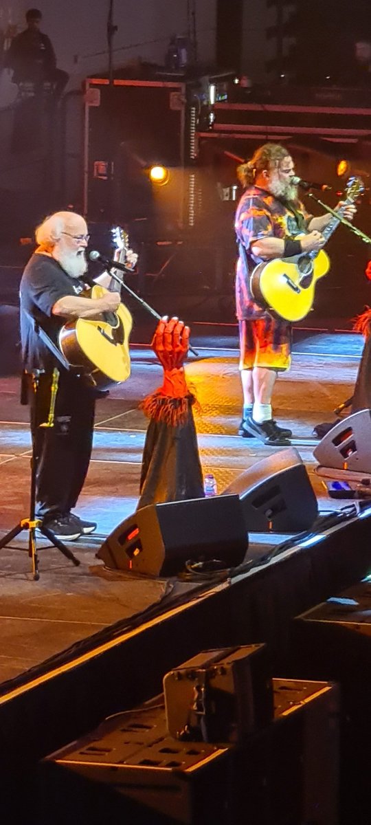 ChubbyoPablo's tweet photo. #TenaciousD I don't give a monkeys uncle about what was said, they are a comedy act for crying out loud. There's bigger stuff going on in this world, people are killed by guns all over the world and its sad but it happens. They should not split due to one sentence. https://t.co/9lyAXrHpLQ