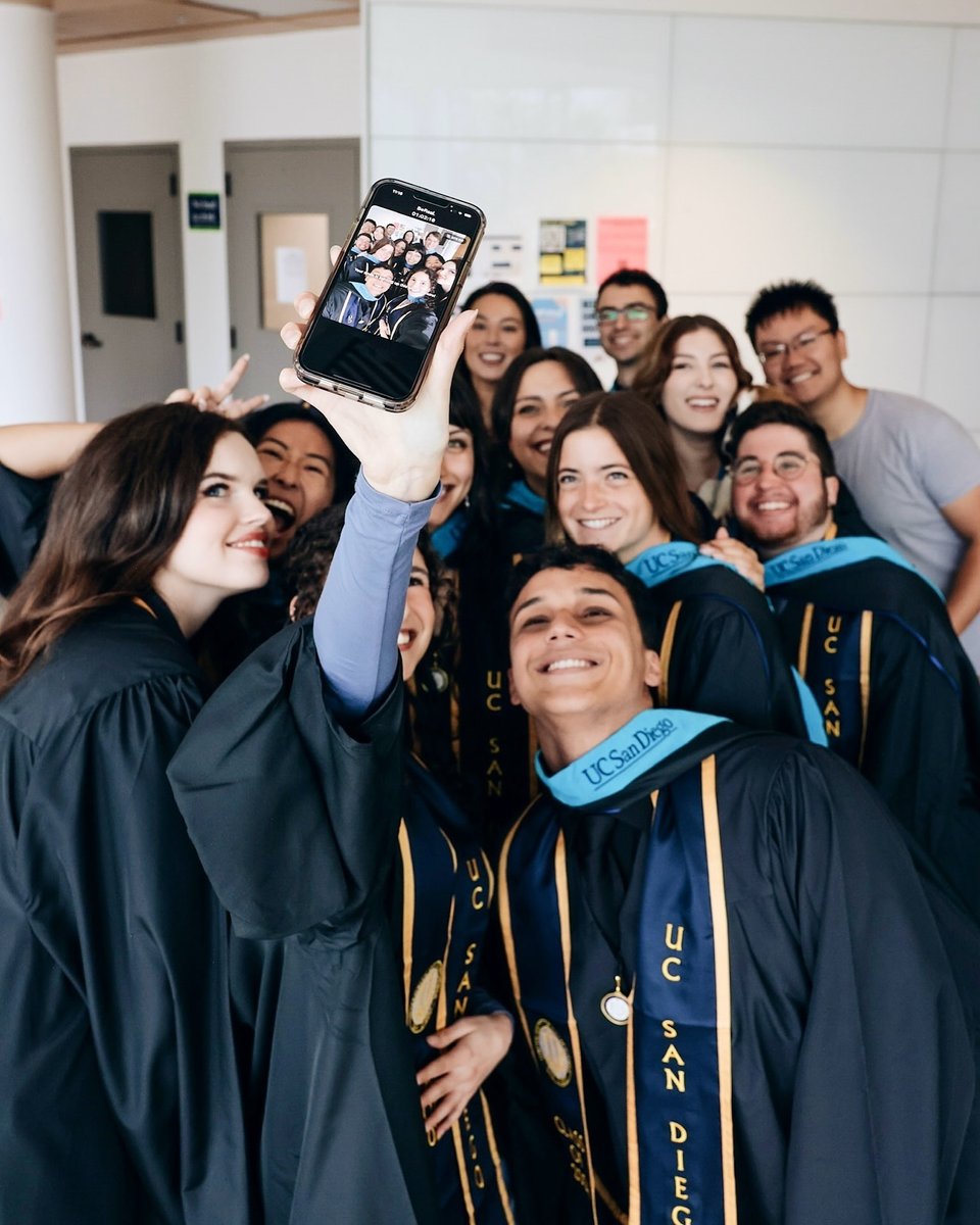 UCSDalumni's tweet image. One month as alumni. 🔱🎓✨

#UCSD2024 #UCSanDiego