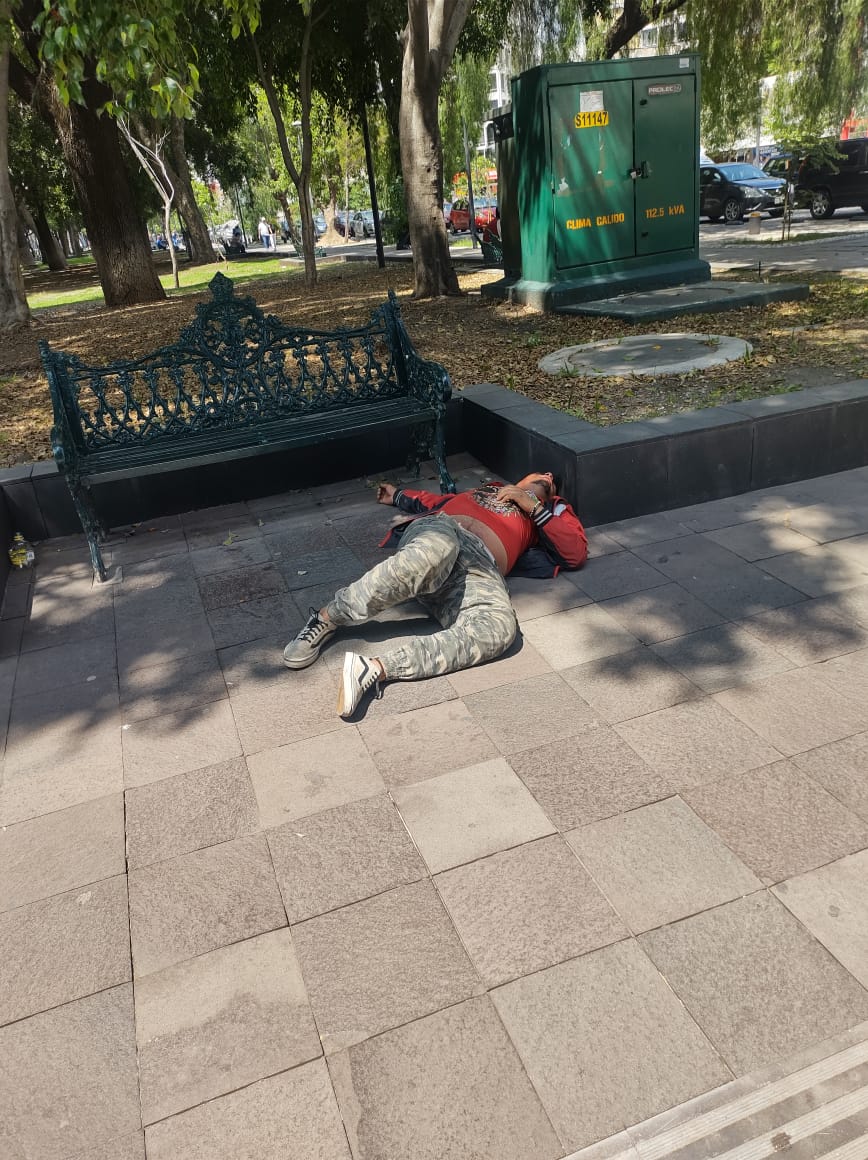 laredcincoradio's tweet photo. 🚑|| Persona #tirada en Paseo Bravo, en Avenida 3 Poniente y 13 Sur. Se desconoce su identidad, sin embargo presenta un #golpe en la cabeza y esta sangrando. @911Puebla. #LaRedCincoRadio