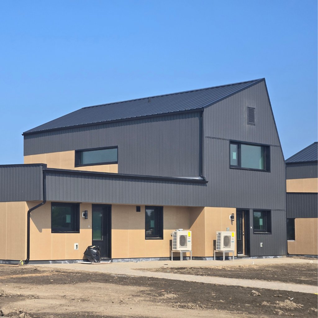 Quantum_PHaus's tweet photo. Update: Some of the first units are being completed at Caldwell First Nation’s passive house community, more photos and completions are on the way…👀⏳

@greenreasoninc @bairdae_ @sterlingridgegroup #passivehouse #prefab #prefabhouse #affordability #sustainability #sustainable https://t.co/fIXQCipIWq