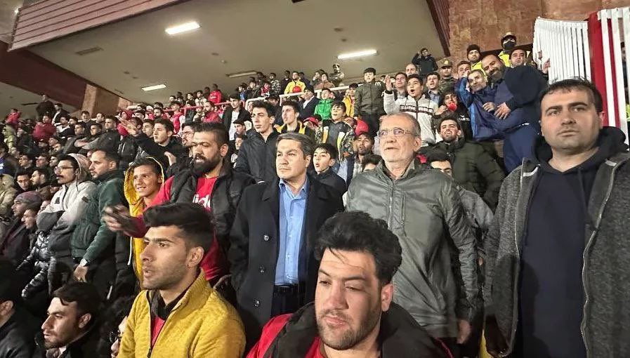 s1miiii's tweet photo. فدراسیون جرأت رأی علیه تراکتور نداره 

حضور پزشکیان #رئیس‌جمهور در ورزشگاه یادگار امام تبریز و تشویق تراکتور یعنی فدراسیون که قراره هشت‌سال با همین ارگان امورات بگذرونه نمیاد با رأی عادلانه در پرونده بیرانوند خودشو همین اول کار سرشاخ با دولت کنه https://t.co/Je8pXdskjD