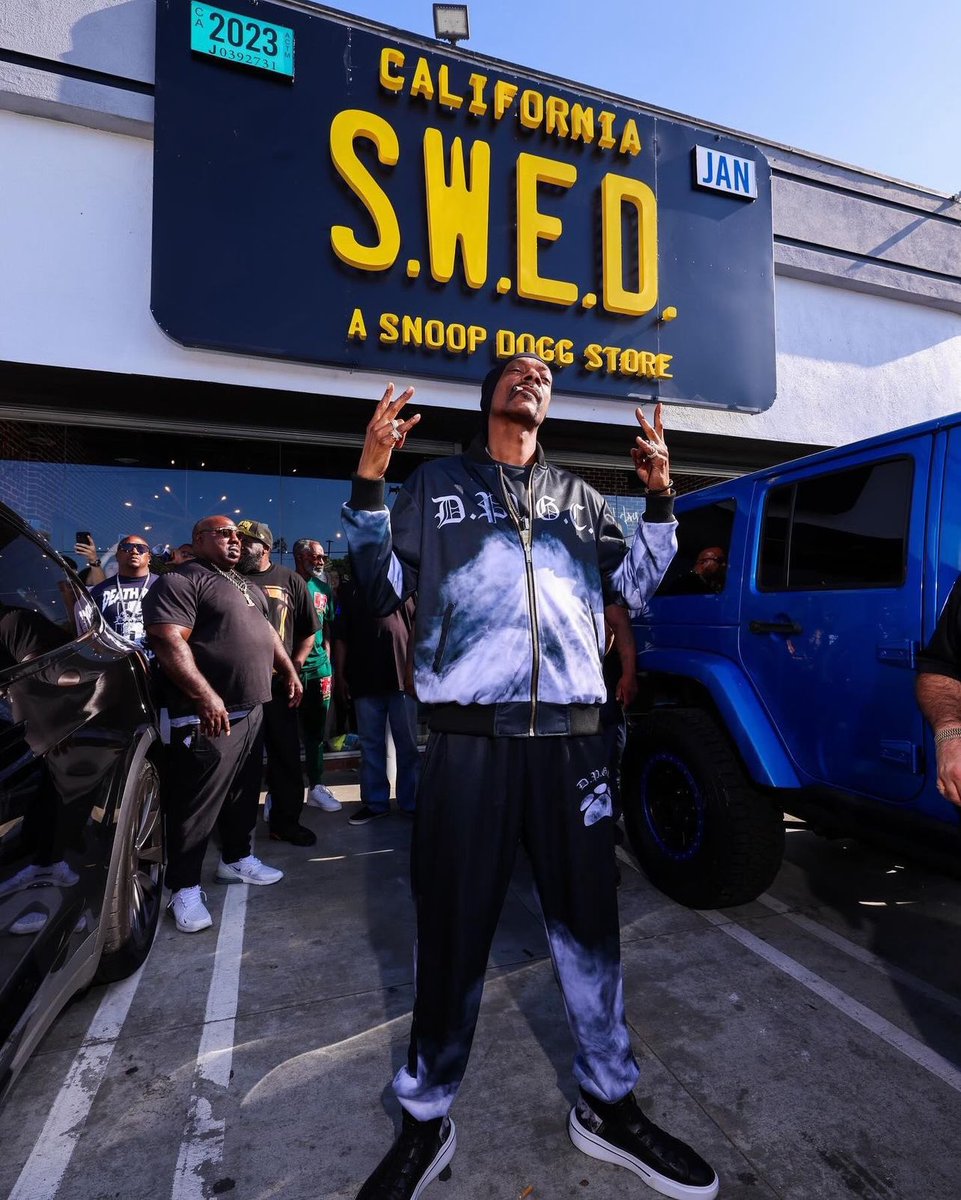 PotCultureMag's tweet photo. ๐จ#LunchEdition: Snoop Dogg opens his first cannabis dispensary and launches a 2Pac tribute line! Dive into how heโs blending hip-hop and weed culture in a way only he can. Full story now live: https://t.co/zO7gooVqSm #SnoopDogg #Cannabis #PotCultureMagazine #StonerFam https://t.co/MmKUOoxYY3