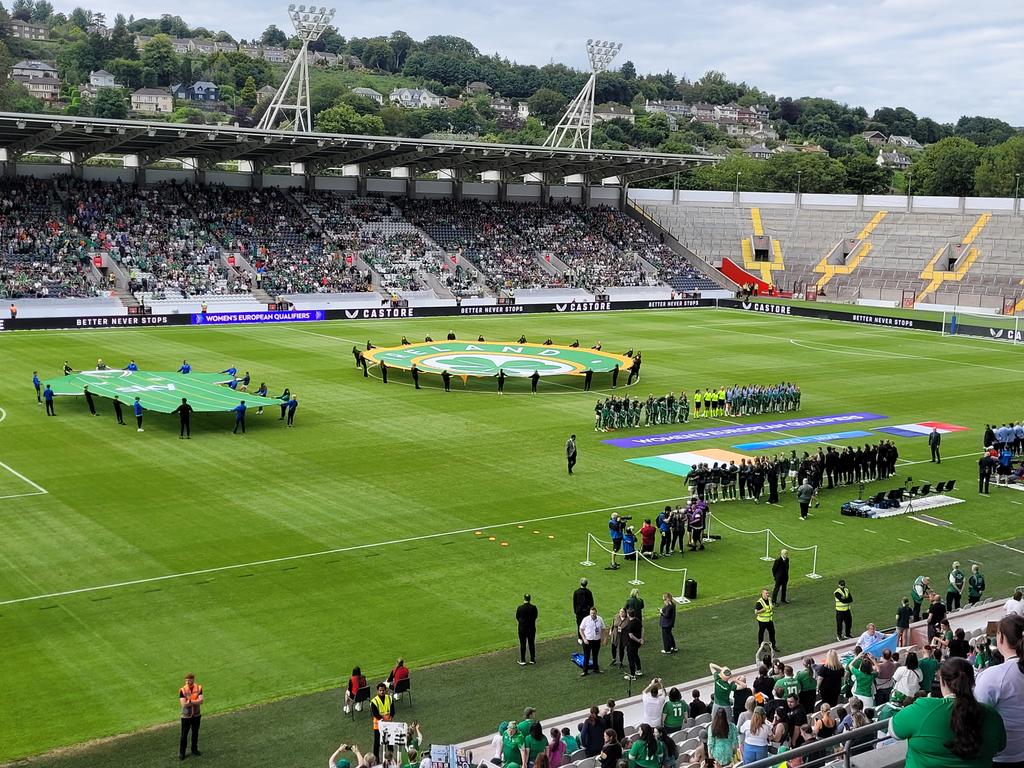 kencottermusic's tweet image. Come on you girls in green... 🇮🇪 #COYGIG #Cork