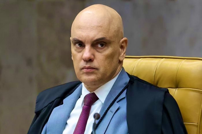 NewsLiberdade's tweet photo. 🚨URGENTE - Moraes proibe Ramagem de contato com Bolsonaro e muda quadro eleitoral

O ministro Alexandre de Moraes proibiu o deputado Alexandre Ramagem, ex-chefe da Abin, de ter contato com Bolsonaro e Valdemar da Costa Neto https://t.co/XmQcEkMc0p
