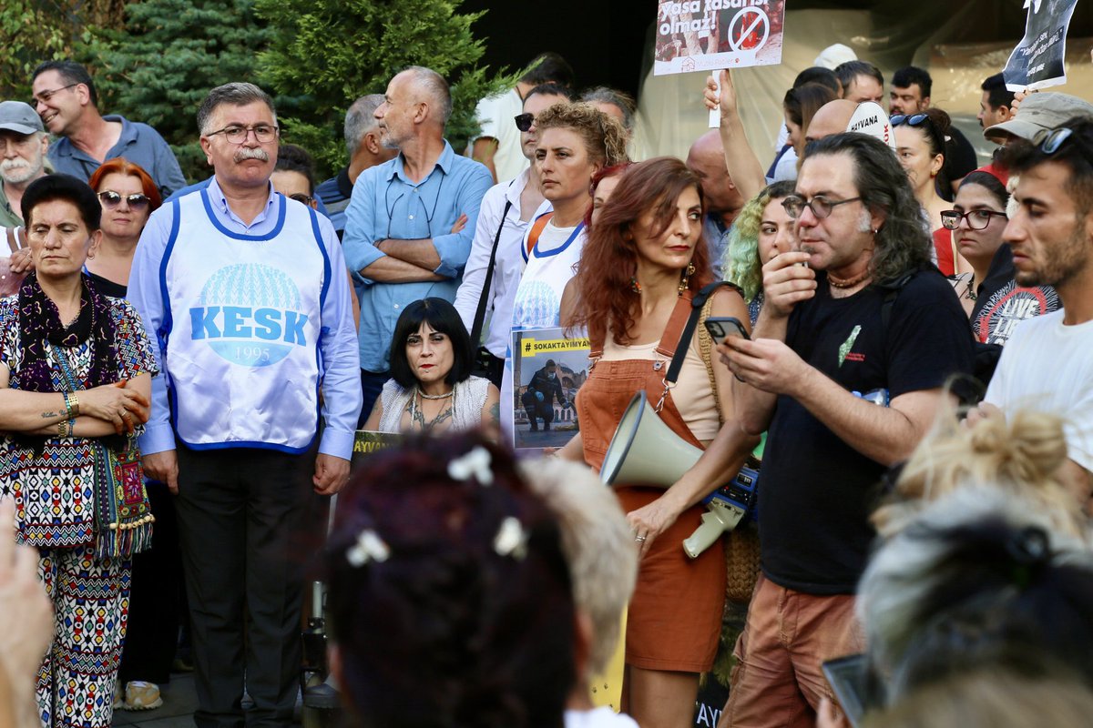 KESK1995's tweet photo. 20 yıldır kanunda yer alan yükümlülüklerini yerine getirmeyenlerin sokak hayvanlarını hapsedip öldürmek için Meclis’e sunduğu katliam yasası teklifine karşı @yasamicinyasa ve @hayvanyaşamözgürlük  platformlarının düzenlediği eyleme KESK Eş Genel Başkanları ve MYK Üyeleri katıldı.

Kısırlaştır, aşıla ,yerinde yaşat !
Katliamın Yasası da Çözümü de  Olmaz!

#YasayıGeriÇekKatliyamaHayır #YasaGeçirilmez