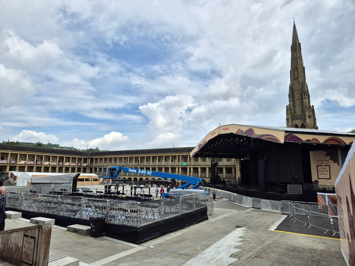 JackieDepelle's tweet photo. Enjoyable guided tour @ThePieceHall #Halfax with former @WEAadulted #FamilyHiistory students. Superbly restored Cloth Hall dating from 1779. Amazing summer concert venue https://t.co/7f3GKgHMPG https://t.co/bUaRhMhWCl