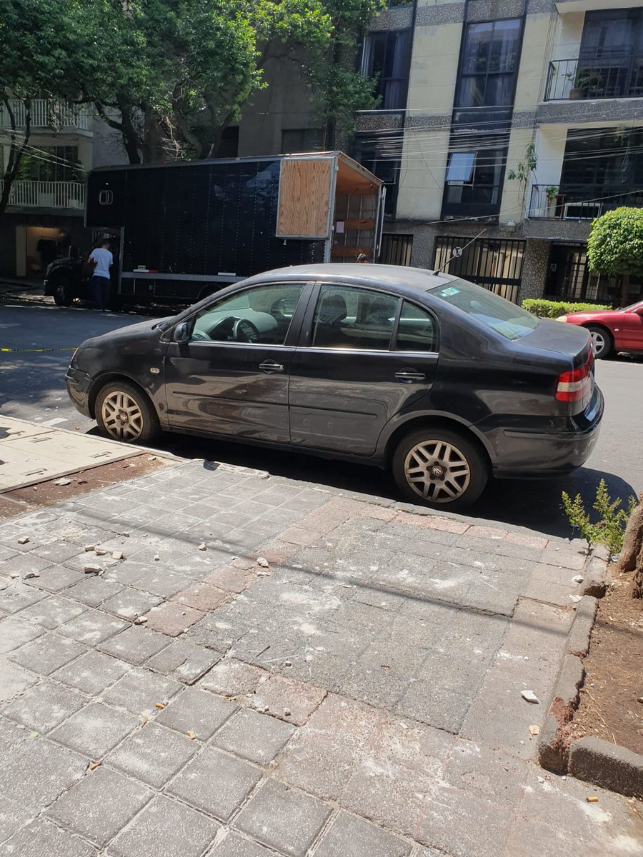 LaColoniaJuarez's tweet photo. Por favor, vengan por este #AutoMaceta que lleva 1 mes estacionado en Marsella #61 de #ColoniaJuarez. Gracias
@OVIALCDMX @SSC_CDMX @AlcCuauhtemocMx @su_cdmx @UCS_GCDMX https://t.co/kHQ0JtwIbd