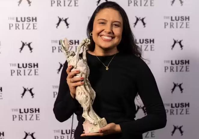 choquei's tweet image. 🚨VEJA: Farmacêutica brasileira Lauren Dalat, ganhou um prêmio internacional após criar um teste para cosméticos sem uso de animais. 

O evento foi realizado em Londres e a pesquisadora, de apenas 25 anos, venceu na categoria Jovens Pesquisadores. Ela faturou R$ 10 mil libras…