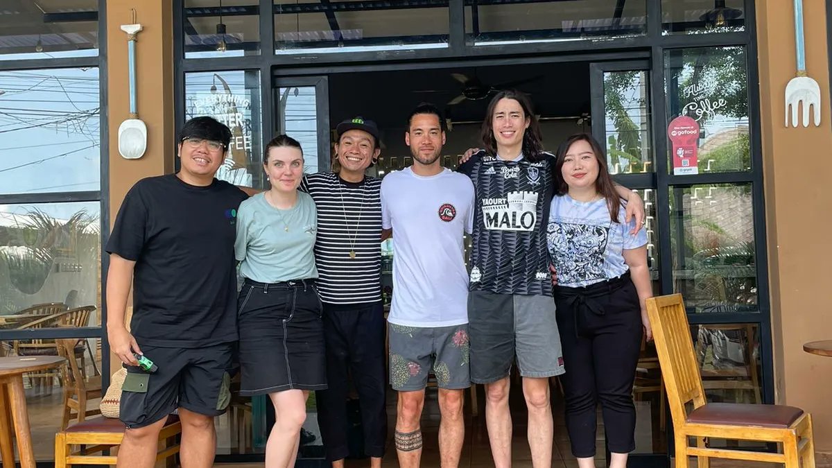 france3Bretagne's tweet photo. Pour son mariage, @GurvanKris espérait réunir ses deux branches familiales : brestoise et indonésienne. Or, l'ambassade de France de Djakarta a refusé les visas touristiques à ses cousins et son oncle au motif qu'ils pourraient ne plus repartir
Article 👉https://t.co/jkonBm5KGk https://t.co/0OoV9svFef