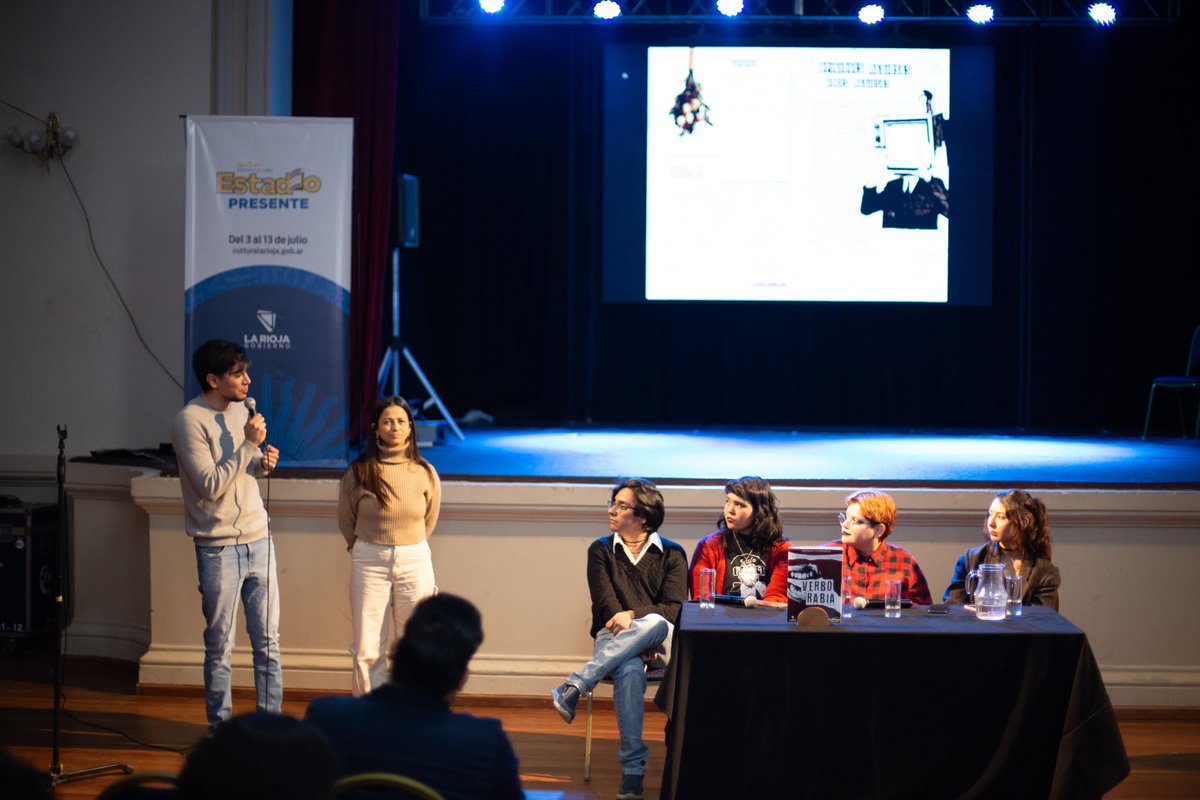 🎤📚VERBORABIA EN FERIA DEL LIBRO 2024
Hicimos entrega de certificados a quienes participaron en la revista literaria, un espacio de talleres, debate y cultura en la que cada joven pudo plasmar su pensamiento.

La cultura no es un gasto, es inversión y está llena de sueños 🤩