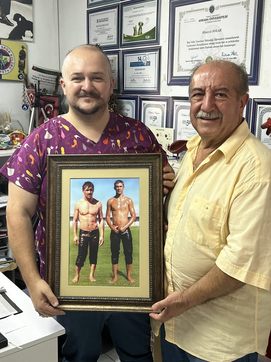 Çok kıymetli büyüğüm hemşerim Dr. Ali TOKER abime bu çok değerli hediyeleri ve iş yerime yapmış oldukları ziyaret için çok teşekkür ederim. 
#veteriner #yağlıgüreş #aligürbüz #recepgürbüz #dralitoker #güreş